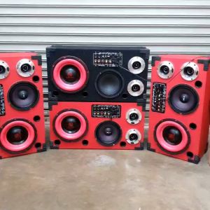 ลำโพง bluetooth ดอกซับ 8 นิ้ว ดอกกลาง 6.5 นิ้ว ดอกแหลมจาน 4 นิ้ว ลำโพงบลูทูธพร้อมฟัง ดอกซับ 8 นิ้ว(1ดอก) ดอกกลาง 6.5 นิ้ว (1ดอก) ดอกแหลม 4 นิ้ว (1คู่) พร้อมแอมป์ในตัว ใช้ไฟ 12/24/ไฟบ้าน สามารถเชื่อมต่อ บลูทูธ/AUX/USB ได้ หุ้มกำมะหยี่สีดำ