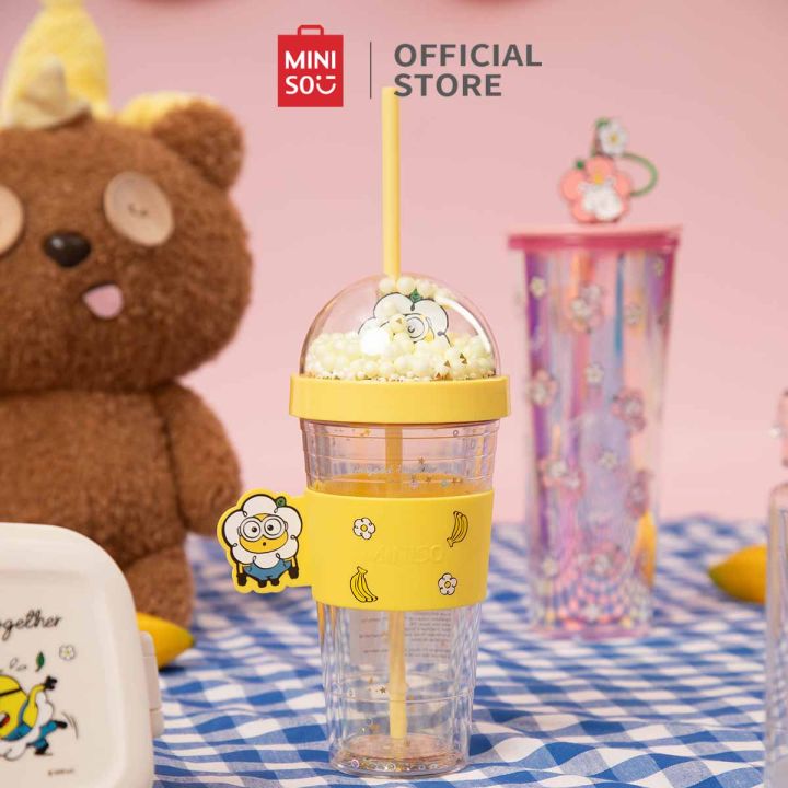 Miniso x Daisy Minions Collection Botol Plastik Dengan Sedotan dan Lengan Cangkir Minum Desktop Bentuk Lucu 420ml