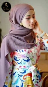 HIJAB PASHMINA SABELLA CRINCLE AIRFLOW SHAWL oleh BUTTERFLY\\n\\n Apa Itu Hijab Pashmina Sabella Crinkle Airflow?\\n\\nHijab Pashmina Sabella Crinkle Airflow adalah hijab pashmina modern yang dirancang dengan teknologi terbaru untuk memberikan kenyamanan dan tampilan elegan bagi para penggunanya. Dengan bahan berkualitas tinggi dan desain yang indah, hijab ini menjadi pilihan yang tepat untuk wanita yang mencari produk hijab yang cocok untuk berbagai acara.\\n\\n Desain Elegan dari Hijab Pashmina Sabella Crinkle Airflow\\n\\nHijab Pashmina Sabella Crinkle Airflow menawarkan desain elegan yang akan membuat Anda merasa percaya diri dan modis. Dengan berbagai warna dan pola yang indah, hijab ini dapat disesuaikan dengan gaya pakaian Anda, sehingga Anda dapat tampil menawan di mana pun Anda pergi.\\n\\n Kelebihan Hijab Pashmina Sabella Crinkle Airflow\\n\\nHijab Pashmina Sabella Crinkle Airflow memiliki beberapa kelebihan yang menjadikannya pilihan yang tepat untuk para wanita yang mencari hijab berkualitas tinggi. Berikut ini adalah beberapa kelebihan hijab ini:\\n\\n- **Nyaman & Tahan Lama**: Hijab Pashmina Sabella Crinkle Airflow dirancang dengan bahan berkualitas tinggi yang nyaman digunakan sepanjang hari dan tahan lama, sehingga Anda dapat menggunakannya untuk waktu yang lama tanpa khawatir akan rusak.\\n\\n- **Cocok Untuk Berbagai Acara**: Hijab Pashmina Sabella Crinkle Airflow cocok untuk berbagai acara, baik itu acara formal maupun non-formal. Dengan berbagai warna dan pola yang indah, hijab ini dapat disesuaikan dengan gaya pakaian Anda.\\n\\n- **Crinkle Airflow: Teknologi Terbaru Dalam Hijab Pashmina**: Hijab Pashmina Sabella Crinkle Airflow menggunakan teknologi Crinkle Airflow yang memberikan kenyamanan tambahan dengan aliran udara yang baik, sehingga Anda dapat merasa sejuk dan nyaman sepanjang hari.\\n\\n Mengapa Memilih Hijab Pashmina Sabella Crinkle Airflow?\\n\\nHijab Pashmina Sabella Crinkle Airflow adalah pilihan yang tepat untuk para wanita yang mencari hijab berkualitas tinggi dengan desain elegan dan kenyamanan maksimal. Dengan bahan berkualitas tinggi dan teknologi Crinkle Airflow, hijab ini menjadi pilihan yang tepat untuk para wanita yang ingin tampil modis dan percaya diri.\\n\\n Cara Menggunakan Hijab Pashmina Sabella Crinkle Airflow\\n\\nBerikut ini adalah beberapa tips untuk menggunakan Hijab Pashmina Sabella Crinkle Airflow:\\n\\n- **Tips Mengenakan Hijab Pashmina Sabella Crinkle Airflow**: Pastikan untuk melipat hijab dengan benar dan mengikatnya dengan kuat agar tidak mudah terlepas. Anda juga dapat menambahkan aksesori seperti bros atau pin untuk menambah gaya pakaian Anda.\\n\\n- **Perawatan Hijab Pashmina Sabella Crinkle Airflow**: Untuk menjaga kualitas hijab, pastikan untuk mencuci hijab secara manual dengan deterjen yang sesuai dan jemur di tempat teduh. Jangan gunakan mesin cuci atau pengering karena dapat merusak kualitas hijab.\\n\\n Kesimpulan\\n\\nHijab Pashmina Sabella Crinkle Airflow adalah pilihan yang tepat untuk para wanita yang mencari hijab berkualitas tinggi dengan desain elegan dan kenyamanan maksimal. Dengan bahan berkualitas tinggi dan teknologi Crinkle Airflow, hijab ini menjadi pilihan yang tepat untuk para wanita yang ingin tampil modis dan percaya diri.\\n\\nKeunggulan Hijab Pashmina Sabella Crinkle Airflow:\\n\\n- Desain elegan yang indah\\n- Bahan berkualitas tinggi yang nyaman digunakan sepanjang hari\\n- Cocok untuk berbagai acara\\n- Teknologi Crinkle Airflow yang memberikan kenyamanan tambahan dengan aliran udara yang baik\n}