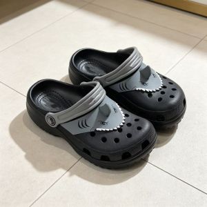 Crocss Dép lỗ cá mập mẫu mới dép sandal trẻ em đi ngoài trời thoáng khí chống trượt dép đi trong nhà kiểu dáng gia đình có thể bán sỉ.