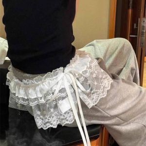 OKKFINE ดูผ่าน กระโปรงสั้นลูกไม้ ฮาราจูกุ เสื้อผ้าแนวสตรีตแวร์ Y2K กระโปรงจับจีบ ดอกไม้ปักลาย กระโปรงแต่งระบายมีเชือกผูก กางเกงยีนส์ตกแต่ง