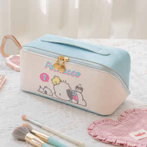 กระเป๋าใส่เครื่องสำอางค์ งานลิขสิทธิ์แท้ ซิปคู่ เปิดได้กว้าง มีช่องแบ่งด้านใน ใส่ของได้เยอะ วัสดุเป็นหนัง PU ทั้งใบ ขนาด 23×11×11 cm