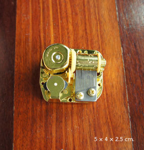 เครื่องกล่องดนตรีไขลาน Sankyo สีทอง