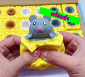 \*\* สกุชชี่ หนูแอบชีส บีบแล้วโผล่ พร้อมส่งจากไทย ตู