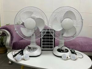 QUẠT TÍCH ĐIỆN NĂNG LƯỢNG MẶT TRỜI ĐỂ BÀN- QUẠT TÍCH ĐIỆN LÊN ĐẾN 8 TIẾNG KÈM 2 BÓNG ĐÈN - BẢO HÀNH 12 THÁNG