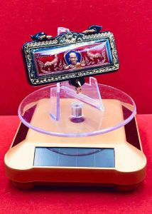 หัวเลส หัวเลสหลวงพ่อพัฒน์ วัดห้วยด้วน รุ่นรวยชนะจน ขนาด 4 บาท เนื้อทองแดงลงยาแดง ซุ้มน้ําเงิน มาพร้อมเลี่ยมอะคริลิคกันน้ําสีดําติดทอง