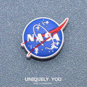 Jibbitz charm รองเท้าหัวเข็มขัดรูอุปกรณ์เสริมรองเท้า NASA ยานอวกาศเครื่องบินแฟชั่นหัวเข็มขัดตกแต่ง