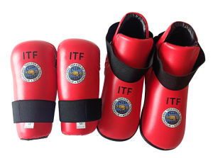 ITF ชุดอุปกรณ์ป้องกันสำหรับการแข่งขันเทควันโด อุปกรณ์ป้องกันมือและเท้าระบายอากาศสีแดงและสีน้ำเงินระดับมืออาชีพ #