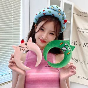 NAM เครยอนชินจัง ห่วงผมตุ๊กตาอะนิเมะ การ์ตูนลายการ์ตูน สามมิติกัน ที่คาดผมผ้ากำมะหยี่ คาวาอิ อุปกรณ์เสริมผม ที่คาดผมสามมิติ สาวๆ