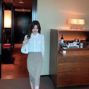 Ammin เสื้อสีขาวเสื้อเชิ้ตแขนยาวสำหรับผู้หญิงMODE Korea เสื้อสีทึบแขนพองอเนกประสงค์มีกระเป๋าดีไซน์ฤดูใบไม้ผลิและฤดูใบไม้ร่วง