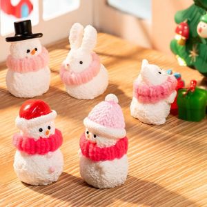 MKEB 6pcs/set สร้างสรรค์และสร้างสรรค์ รูปแกะสลักคริสต์มาสขนาดเล็ก การ์ตูนลายการ์ตูน ดีไอวาย การตกแต่งสุขสันต์วันคริสต์มาส ของขวัญวันคริสต์มาส งานฝีมือเรซิน เครื่องประดับมนุษย์หิมะขนาดเล็ก ตกแต่งรถบ้าน
