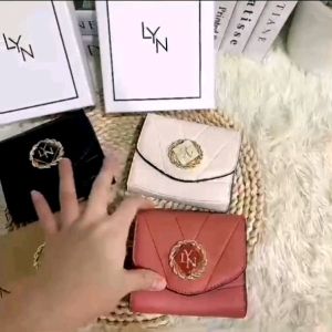 Lyn กระเป๋าสตางค์ใบสั้น 4นิ้ว ขนาดเล็กน้อย แบรนด์แท้หิ้วที่สุดๆ สำหรับทุกๆ ถูกที่สุด ให้สุดผ่อนคลิกที่นี่!