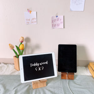 เครื่องหมาย สายชาร์จ มีรู และที่วางโทรศัพท์มือถือ ที่ช่วย ไม้จริง