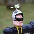 KGMVB Biggetje Auto Accessoires Elektrische Scooter Gele Eend Noctilucent Decoratie Helm Propeller Motorfiets Stropdas Ornament Auto Decor BDSHE. 