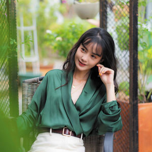 Alisa Sonya เสื้อเบลาส์ผ้าซาตินเรโทรผู้หญิงเสื้อเบลาส์ผูกเชือกแขนยาวคอวีทรงหลวมเสื้อลําลองผู้หญิง