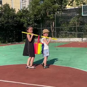 Trò chơi vận chuyển dưa hấu bằng gậy cho trẻ em đồ chơi rèn luyện giác quan cho trường mẫu giáo hoạt động nông trại xây dựng nhóm chơi hợp tác.