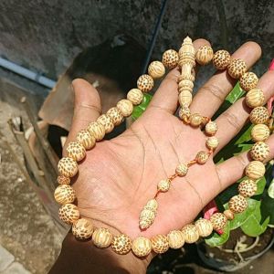 Sepasang tasbih dan gelang kayu liwung macan putih