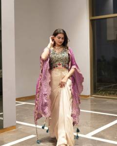 [PRE ORDER : 10 DAYS]Trendy Bollywood Style Evening Dress Three Piece Set with Elegant Sequence Embroidery Belt Skirt and Long Cape Set for Wedding Guest Party Wear in Free Size.