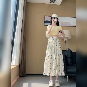 AMMIN กระโปรงลดรอบเอวทรงเอพิมพ์ลายโบว์ใหม่สำหรับฤดูร้อน2024กระโปรงยาวผ้าชีฟองทรงเอแบบจีบสไตล์เกาหลีสำหรับผู้หญิง