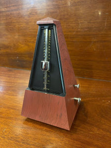 Máy đánh nhịp Metronome Conductor màu gỗ Mahogany