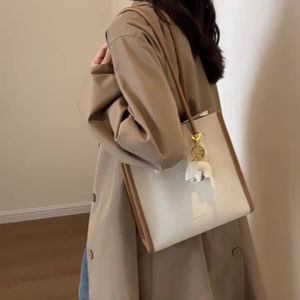 กระเป๋าผู้หญิงความจุสูง 2023 กระเป๋าสะพายไหล่แบบใหม่เรียบง่ายและหลากหลาย กระเป๋าถือทรงถังที่มีพื้นผิวทันสมัย Hot