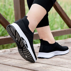 Stusty shop [จัดส่งจากกรุงเทพฯ] รองเท้าผ้าตาข่ายทอลายตาข่ายสีดำเทาน้ำเงินผู้ชาย รองเท้าลำลองและรองเท้าทำงาน น้ำหนักเบา สบาย ระบายอากาศได้ดี ไม่อับชื้นหรือมีกลิ่น พื้นรองเท้านุ่ม กันลื่นและทนทานต่อการสึกหรอ ทันสมัย ​​และใช้งานได้หลากหลาย