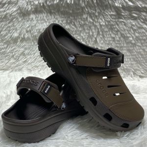 Crocs รองเท้าผู้ชายรองเท้าชายหาด Crocs Mens Trintan Tank รองเท้าแตะลำลองกลางแจ้ง 208173
