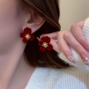 Fashionable Ring Gift 秋冬温柔耳钉花朵法式复古赫本风耳环红色丝绒设计感耳饰高级气质