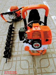 Máy khoan đất sử dụng động cơ 2 thì giúp mũi khoan đào sâu xuống lòng đất một cách nhanh chóng