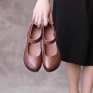 2024 Giày Mẹ Đế Bằng Mẫu Mới Mùa Xuân Giày Nữ Thường Ngày Da Thật Giày Một Lớp Nữ Miệng Nông Phong Cách Dân Tộc Gót Bằng Bò Lớp Đầu
