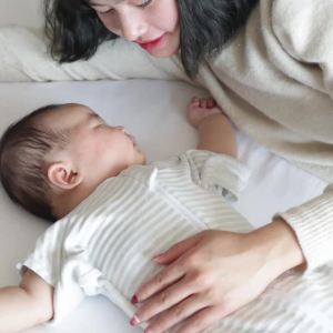 2025 ทารกแรกเกิดป้องกันการกระโดดด้วยความตกใจถุงนอนห่อตัวผ้าฝ้ายแท้ฤดูใบไม้ผลิและฤดูร้อนแบบบางยอมจำนนทารกแรกเกิดป้องกันการเตะผ้าห่ม