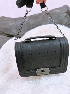 กระเป๋าสะพายข้าง สไตล์วัยรุ่น ทรงสวยสายยาวปรับสายได้ ใส่ของได้แยอะดีไซน์สวยเก๋ดูดีไม่ตกเทรนเข้ากับทุกชุด ขนาด กว้าง 3นิ้วครึ่ง ยาว 8 นิ้ว เกรดเอตัวล็อกบิดเปิดง่ายด้วยแผ่นเงินแท้ไม่เป็นสนิมการดีไซน์เย็บอย่างดี เป็นของใหม่มีจำนวนจำกัด ส่งในไทย งานสวยการันตร