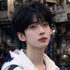 วิกผมผู้ชายผมสั้นตาข่ายสีแดงรุ่นเกาหลีหล่อเต็มหัวสไตล์ที่มองไม่เห็นไร้รอยต่อเส้นใยเคมีธรรมชาติที่ครอบคลุมวิกผมผู้ชาย