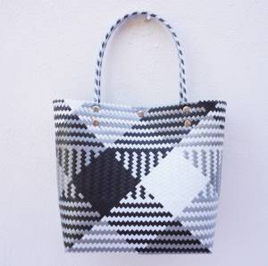 กระเป๋าสะพายผู้หญิง กระเป๋าสานเส้นพลาสติก ลายเฉลียงเส้นเล็ก ทรงสูง มีตัวติดแม่เหล็กด้านใน ขนาดใหญ่ กว้าง16ยาว31สูง29.5 CM