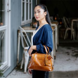 TAS KULIT ASELI WANITA TAS SAMPING WANITA PREMIUM TAS SHOULDER BAG WANITA POUNCH KULIT WANITA TAS SELEMPANG COACH WANITA SLINGBAG COACH WANITA TAS WANITA KULIT SLING BAG KULIT WANITA TAS KANTOR WANITA TERBARU TAS WAISTBAG WANITA IMPORT BRANDED ASELI A06