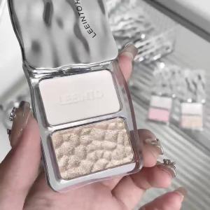 双色神仙高光粉珠光提亮水光爆闪细闪软糯土豆泥钻石修容锁骨正品Two tone fairy high gloss powder with pearl like brightening water light sparkling and fine soft and sticky mashed potatoes diamonds for repairing collarbones authentic product