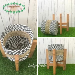 Cover Pot Bunga Aesthetic Anyaman Seagrass Standing Kayu Kaki Empat Pajangan Ruang Tamu Dekorasi Rumah