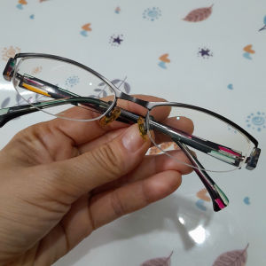 Gọng kính nhựa độc lạ đã qua Sử Dụng