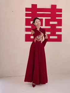 Sườn xám bánh mì nướng Váy Cưới Trung Quốc cô dâu giản dị cửa sau đính hôn váy cưới màu đỏ của phụ nữ dài tay áo  vang đỏ