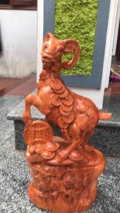 Tượng dê ngậm dây tiền phong thủy gỗ hương đá Kt 50