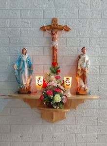 BỘ BÀN THỜ THIÊN CHÚA TƯỢNG ĐỨC MẸ THÁNH GIUSE CAO 40CM VÀ THÁNH GIÁ CHÚA 50CM KỆ 3 TẦNG ĐÈN HOA