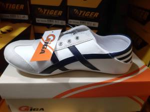 รองเท้าผ้าใบสลิปออนแบบสวมเป็นผ้าเยียบส้นได้Gigaรุ่นGa14มีไชส36-41ส่งพร้อมกล่อง