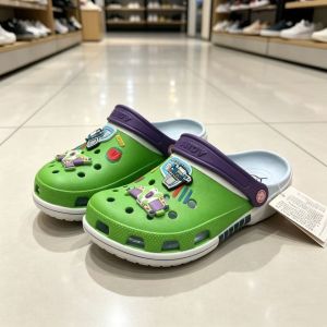 Crocs Dép sục trẻ em mẫu mới phiên bản hợp tác Buzz Lightyear kiểu dáng gia đình thời trang đế mềm bít mũi thoáng khí dép đi biển.