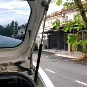 ช่องระบายอากาศด้านหลังสปริงแก๊สความทนทานต่อการกัดกร่อนและคงทนฝากระโปรงท้ายรองรับเสา81770-1C000 81770-1C001สำหรับยานพาหนะ