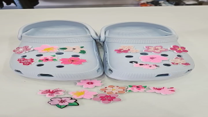 Sticker 2D Charm jibbitz gắn dép sục mẫu C39 hoa