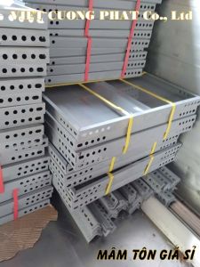 Mâm tôn Rộng 50cm. Quy cách: 50x100 và 50x120. Mâm dùng để lắp Kệ V lỗ - Kệ kho chứa hàng