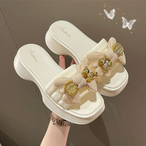 PiShops  ลดแรงวันเดียว รองเท้าน่ารัก ดีไซน์ส้นตึก หนา 1.5 นิ้ว ติดโบว์อะไหล่ทอง หรูหรามากเว่อร์ ราคาถูก วัสดุยาง กันน้ำ แมทซ์"ด้ทุกโอกาสเลยย