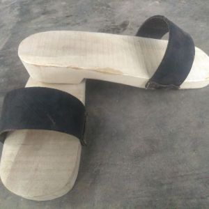 Sandal kayu bakiak