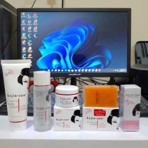 ( NEW Paket Kojisan )  Paket Kojie san 5in1 With HydroMoist / Body Lotion 100g / Toner+Cleanser 100ml / Face Lightening Cream 30gr / Kojic Acid Soap With HydroMoist 65gr / Serum Kojiesan 25ml Original 100% BPOM