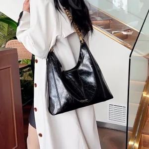 2025 New Luxury Oil Wax Leather Large Capacity Tote Bag Commuter Womens Bag Textured Chain Single Shoulder Crossbody Bag for Women